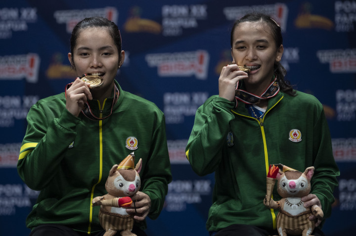 Pebulu tangkis ganda putri Jawa Timur Febriana Dwi Puji Kusuma dan Marsheilla Gischa Islami berpose dengan medali emasnya usai pertandingan final ganda putri PON Papua di GOR Waringin Kotaraja, Kota Jayapura, Papua, Rabu, 13 Oktober 2021.