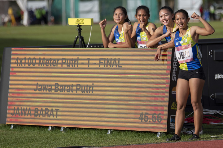 Pelari Jawa Barat Ulfa Silpiana (kedua kanan), Erna Nuryanti (kiri), Tyas Murtiningsih (kanan), dan Raden Roselin (kanan) berpose usai menang dalam final lari 4x100 meter estafet putri PON Papua di Stadion Atletik Mimika Sport Center, Kabupaten Mimika, Papua, Rabu, 13 Oktober 2021.