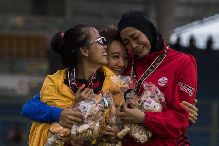 Atlet putri Bali Ni Made Eppi (kiri) bersama atlet putri Jawa Barat Ika Puspa Dewi (tengah) dan atlet putri DKI Jakarta Nadia Anggraini (kanan) berpelukan usai pengalungan medali Lompat Tinggi Putri PON Papua di Stadion Atletik Mimika Sport Centre, Kabupaten Mimika, Papua, Rabu, 13 Oktober 2021.