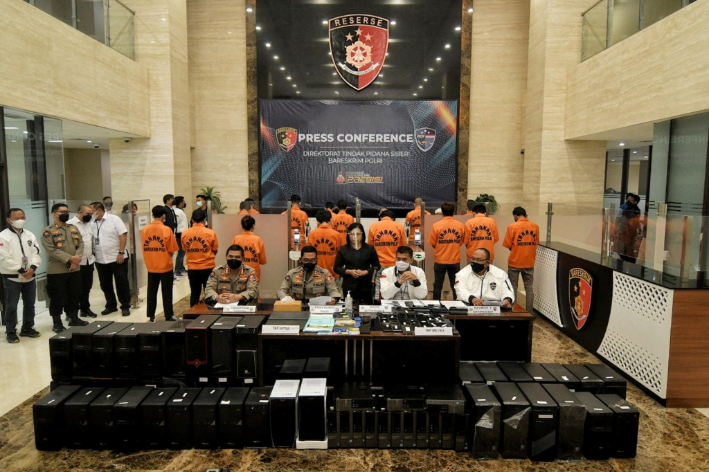 Kadiv Humas Polri, Irjen Pol Argo Yuwono (tengah) bersama Wakil Direktur Tindak Pidana Siber Bareskrim Polri Kombes Himawan Bayu Aji (kanan) dan Kabagpenum Kombes Ahmad ramadhan (kiri) memberikan keterangan pers terkait kasus penyusupan situs judi online pada situs resmi pemerintah dan lembaga pendidikan di Bareskrim Polri, Jakarta, Rabu, 13 Oktober 2021.