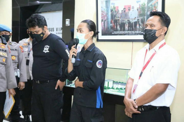 Sebelumnya, viral video aksi kekerasan polisi pada warga sipil. Seorang mahasiswa dibanting oleh anggota kepolisian saat menggelar aksi unjuk rasa di depan gedung Bupati Tangerang, Kabupaten Tangerang, Banten.