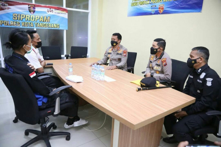 Brigadir NP, anggota Polresta Tangerang, meminta maaf ke seorang mahasiswa bernama Fariz, atas kekerasan yang dilakukannya saat aksi di kantor Bupati Tangerang.