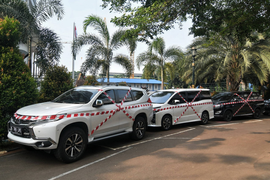 Ketiga mobil itu milik mantan Komisaris PDPDE Sumatera Selatan, Muddai Madang, dan Direktur PT Dika Karya Lintas Nusantara (DKLN) merangkap Direktur PT PDPDE Gas, A. Yaniarsyah Hasan.