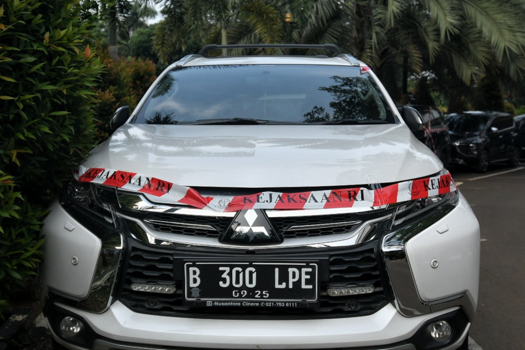 Dalam kasus ini, Kejaksaan Agung telah menetapkan empat orang sebagai tersangka. Selain Muddai Madang dan A. Yaniarsyah Hasan, dua lainnya adalah anggota Komisi Energi Dewan Perwakilan Rakyat (DPR) Alex Noerdin dan mantan Direktur Utama PDPDE Sumsel Caca Isa Saleh S.