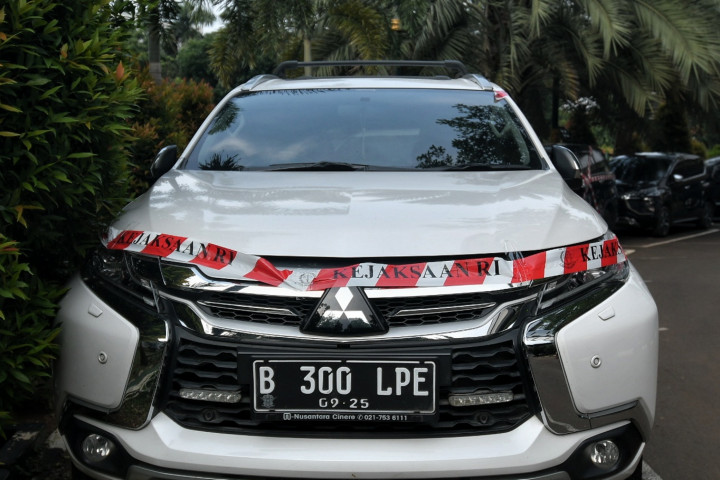 Dalam kasus ini, Kejaksaan Agung telah menetapkan empat orang sebagai tersangka. Selain Muddai Madang dan A. Yaniarsyah Hasan, dua lainnya adalah anggota Komisi Energi Dewan Perwakilan Rakyat (DPR) Alex Noerdin dan mantan Direktur Utama PDPDE Sumsel Caca Isa Saleh S.