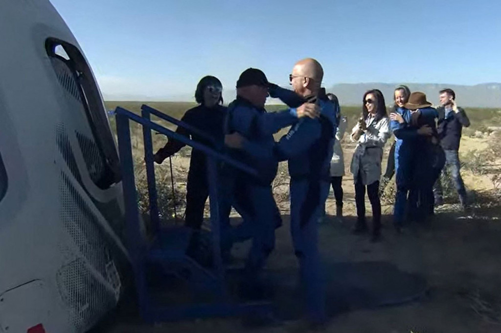 Aktor Star Trek William Shatner akhirnya menjadi penjelajah ruang angkasa nyata pada misi kru kedua Blue Origin pada Rabu, 13 Oktober 2021 waktu setempat. Dia menyebutnya hal itu sebagai pengalaman paling berharga dalam hidupnya.