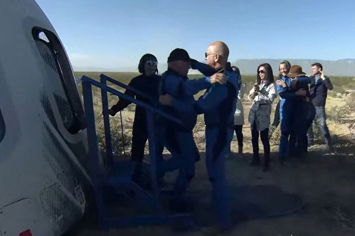 Aktor Star Trek William Shatner akhirnya menjadi penjelajah ruang angkasa nyata pada misi kru kedua Blue Origin pada Rabu, 13 Oktober 2021 waktu setempat. Dia menyebutnya hal itu sebagai pengalaman paling berharga dalam hidupnya.