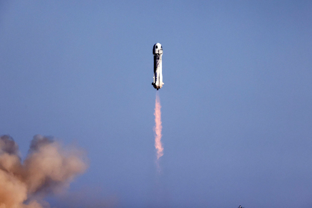 Sebuah roket New Shepard lepas landas dari pangkalan perusahaan di Texas Barat sekitar pukul 09:49 (1449 GMT) setelah mengalami dua penundaan singkat, akhirnya naikk hingga 66 mil (106 kilometer) di atas permukaan laut.