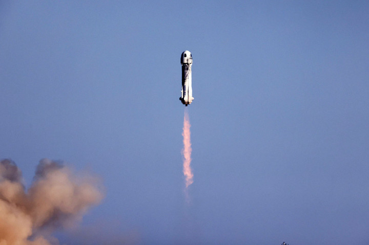 Sebuah roket New Shepard lepas landas dari pangkalan perusahaan di Texas Barat sekitar pukul 09:49 (1449 GMT) setelah mengalami dua penundaan singkat, akhirnya naikk hingga 66 mil (106 kilometer) di atas permukaan laut.