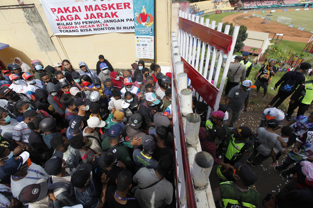 Para pendukung tuan rumah berebut untuk masuk memberikan dukungannya dalam laga Final Sepak Bola Putra PON XX Papua di Stadion Mandala, Kota Jayapura, Papua, Kamis,14 Oktober 2021.