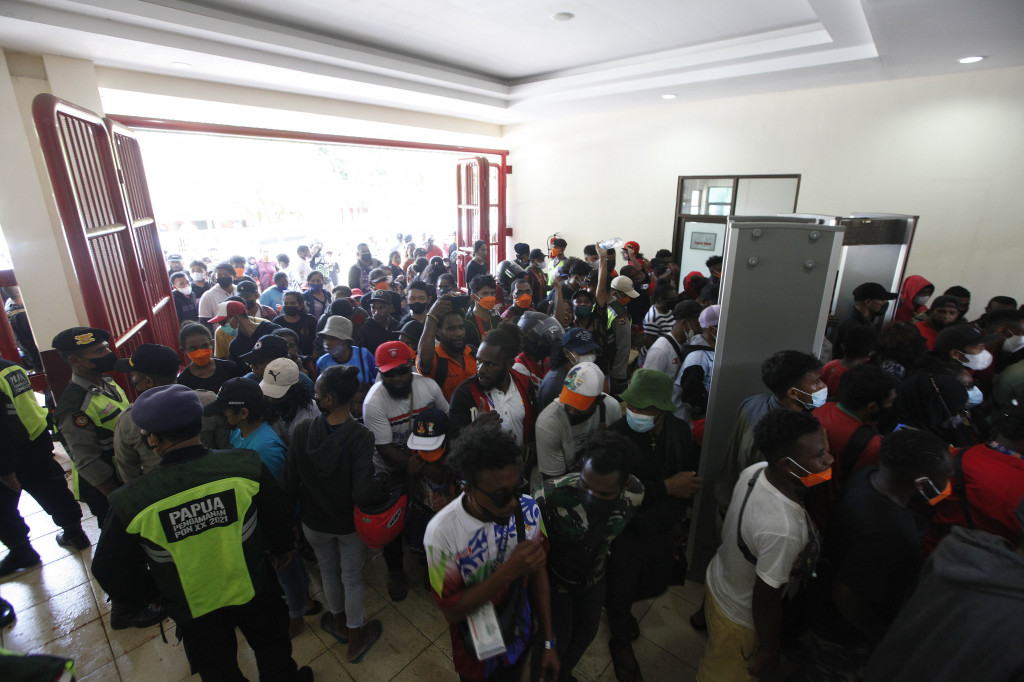 Ribuan pendukung tuan rumah tak mau kehilangan kesempatan untuk mendukung tim Papua melawan tim sepak bola Aceh. 