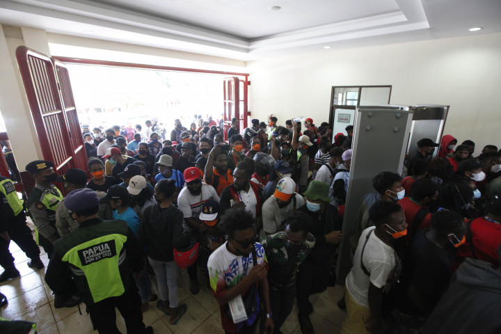 Ribuan pendukung tuan rumah tak mau kehilangan kesempatan untuk mendukung tim Papua melawan tim sepak bola Aceh. 