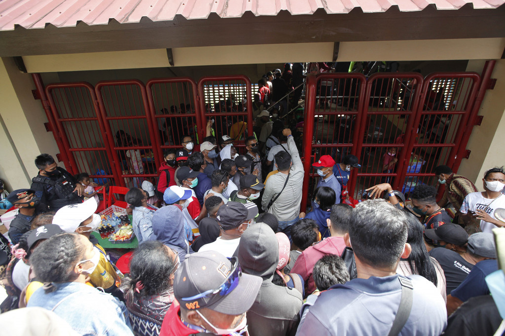 Namun, antusiasme yang ditunjukkan masyarakat di luar dugaan, dan antrean masuk terlihat mengular di luar stadion.
