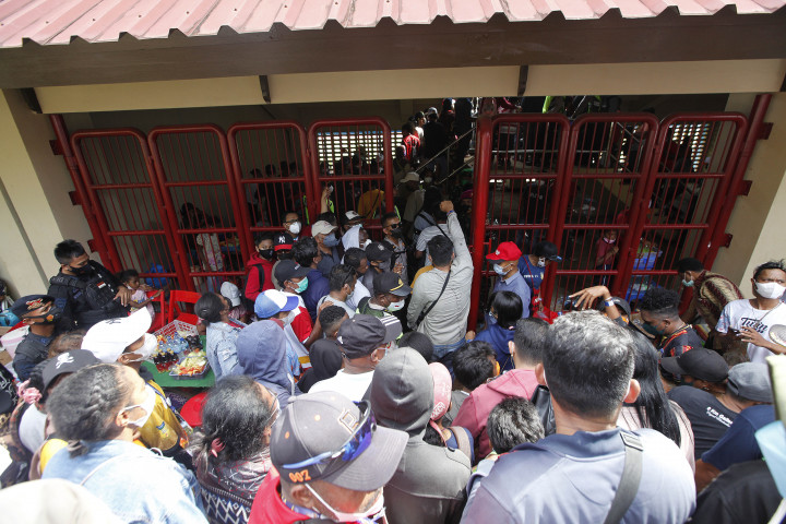 Namun, antusiasme yang ditunjukkan masyarakat di luar dugaan, dan antrean masuk terlihat mengular di luar stadion.
