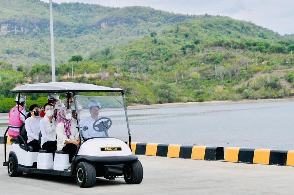 Tiba di Terminal Multipurpose Wae Kelambu, Tanah Naga Mori, Kecamatan Komodo, Kabupaten Manggarai Barat, Provinsi Nusa Tenggara Timur, NTT, Kamis pagi 14 Oktober 2021, Presiden Joko Widodo bersama Ibu Negara Iriana Joko Widodo langsung menuju tempat aktivitas bongkar muatan kapal dengan menggunakan golf cart.
