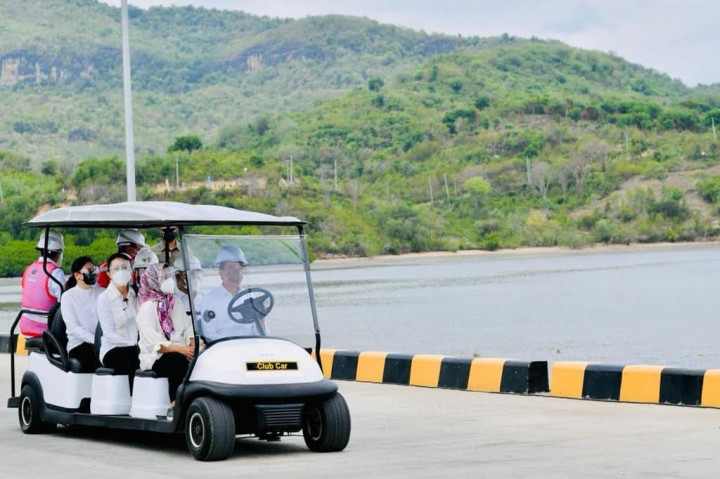 Tiba di Terminal Multipurpose Wae Kelambu, Tanah Naga Mori, Kecamatan Komodo, Kabupaten Manggarai Barat, Provinsi Nusa Tenggara Timur, NTT, Kamis pagi 14 Oktober 2021, Presiden Joko Widodo bersama Ibu Negara Iriana Joko Widodo langsung menuju tempat aktivitas bongkar muatan kapal dengan menggunakan golf cart.