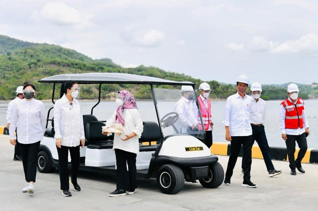 Saat meninjau, tampak Presiden memperhatikan proses bongkar muatan tersebut.