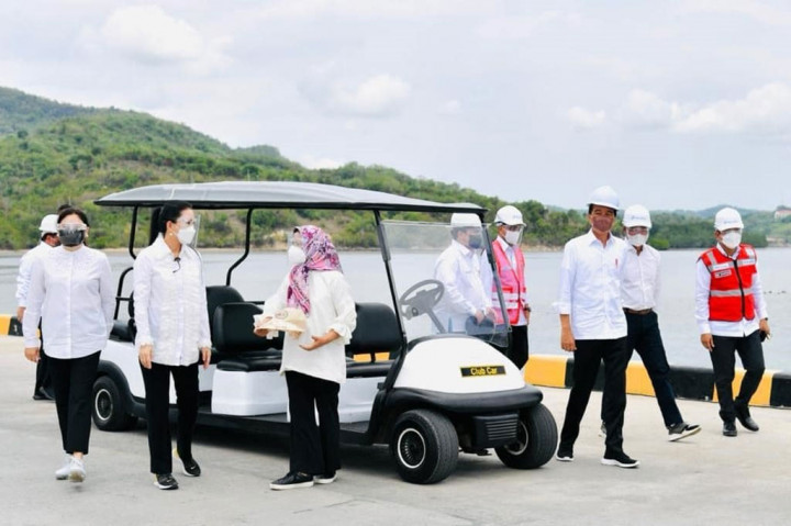 Saat meninjau, tampak Presiden memperhatikan proses bongkar muatan tersebut.