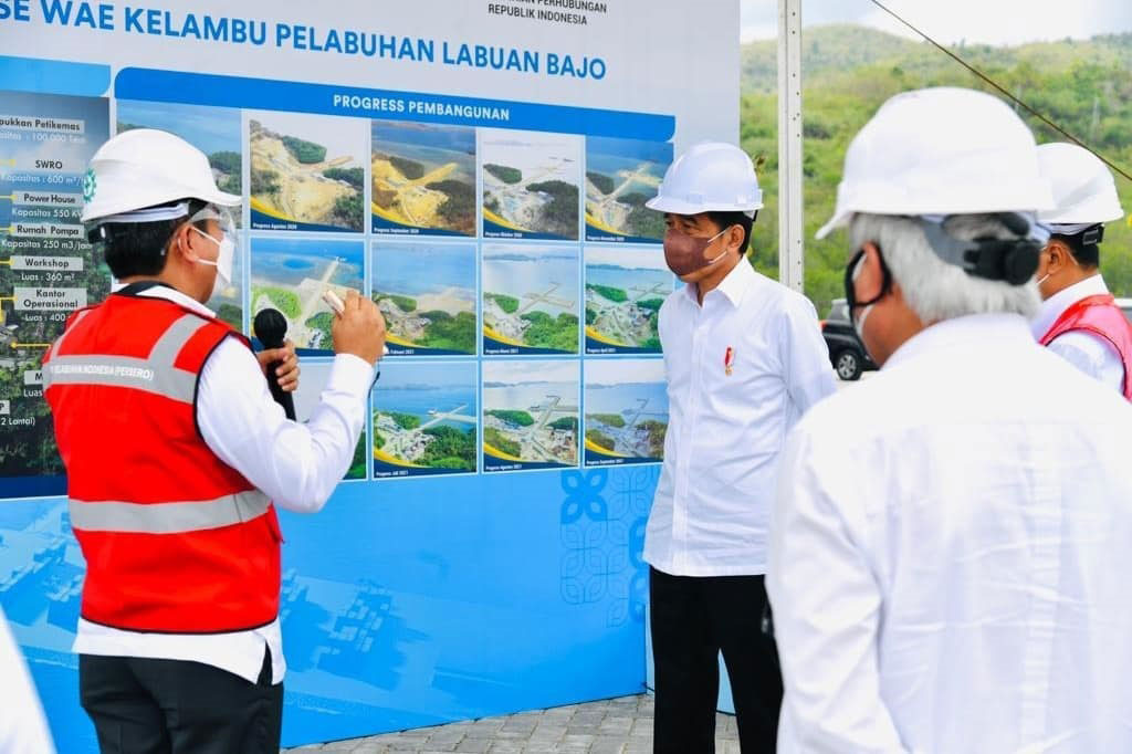 Presiden juga berbincang dengan Menteri Perhubungan Budi Karya Sumadi, Menteri BUMN Erick Thohir, Gubernur Nusa Tenggara Timur Viktor Laiskodat, dan Direktur Utama PT Pelabuhan Indonesia (Persero) Arif Suhartono.