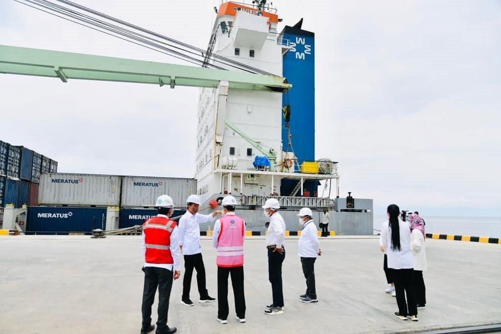 Selesai meninjau, Presiden dan Ibu Iriana menuju acara utama, yaitu peresmian penggabungan Pelindo dan Terminal Multipurpose Wae Kelambu. Presiden berharap penggabungan Pelindo akan menjadi sebuah kekuatan besar dan Terminal Multipurpose Wae Kelambu yang diresmikan dapat bermanfaat dalam jangka waktu lama.