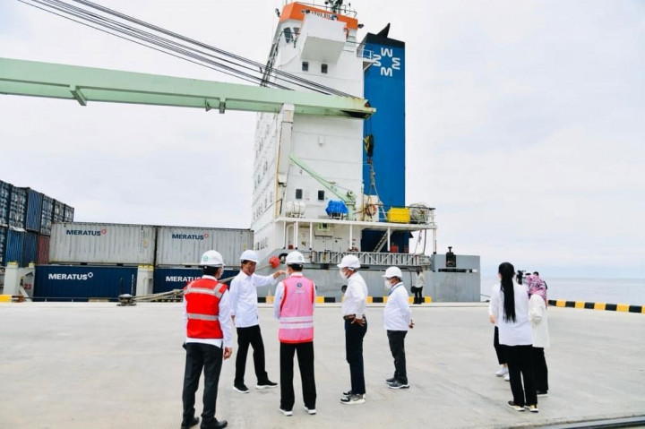 Selesai meninjau, Presiden dan Ibu Iriana menuju acara utama, yaitu peresmian penggabungan Pelindo dan Terminal Multipurpose Wae Kelambu. Presiden berharap penggabungan Pelindo akan menjadi sebuah kekuatan besar dan Terminal Multipurpose Wae Kelambu yang diresmikan dapat bermanfaat dalam jangka waktu lama.