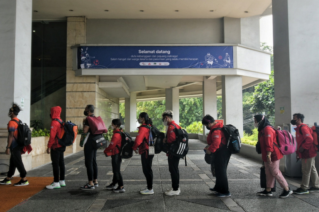 Antrean atlet dan official dari DKI Jakarta saat akan melakukan karantina di Hotel Grand Cempaka Business, Jakarta, Kamis, 14 Oktober 2021.