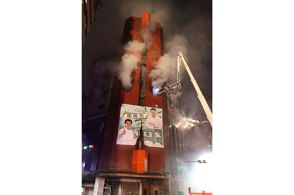 Asap mengepul dari kebakaran yang mengoyak sebuah bangunan di Kota Kaohsiung, Taiwan selatan, dan mengakibatkan sedikitnya 46 orang meninggal dan melukai puluhan lainnya.
