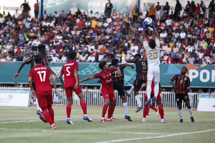 Papua berhasil meraih medali emas sepak bola putra Pekan Olahraga Nasional (PON) XX Papua 2021 setelah mengalahkan Aceh pada laga final.