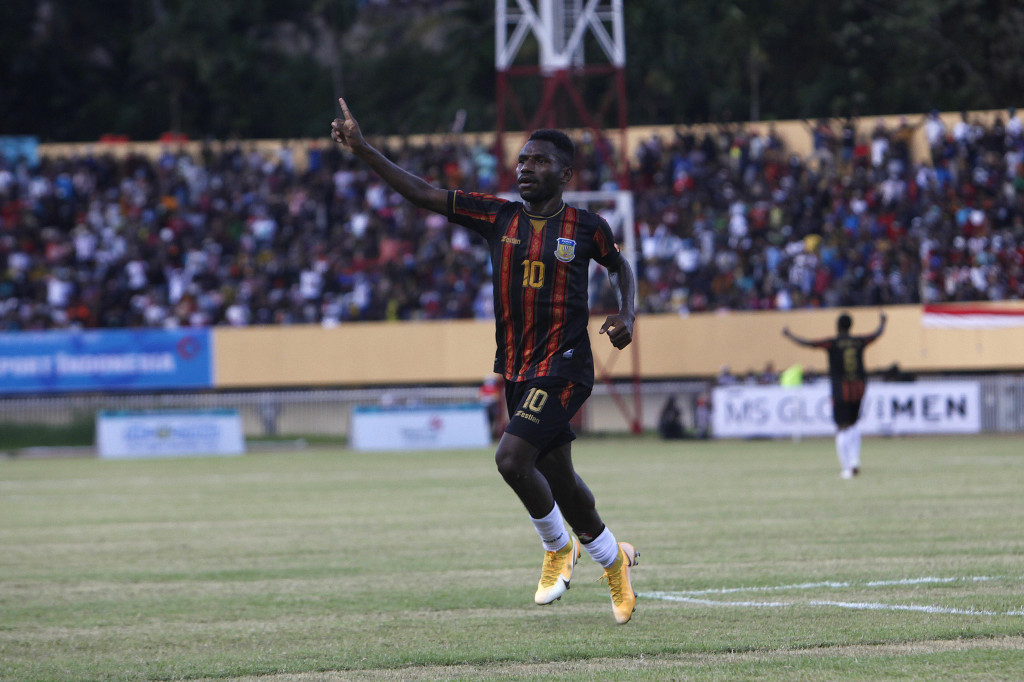 Papua unggul 2-0 pada babak pertama namun keunggulan itu tak bisa ditambah pada babak kedua. Kedua gol Papua diborong Ricky Ricardo Cawor.