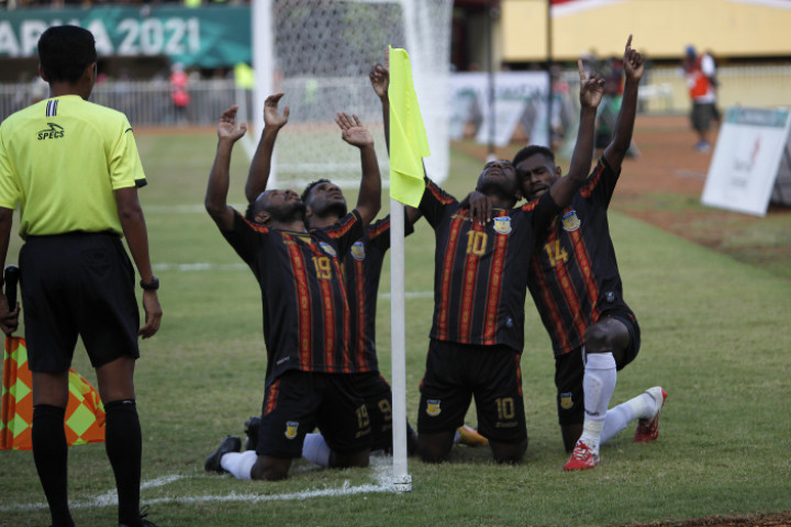 Para pemain sepakbola Papua melakukan selebrasi usai mencetak gol ke gawang tim sepakbola Aceh dalam pertandingan Final Sepak Bola Putra PON Papua di Stadion Mandala, Kota Jayapura, Papua, Kamis, 14 Oktober 2021.