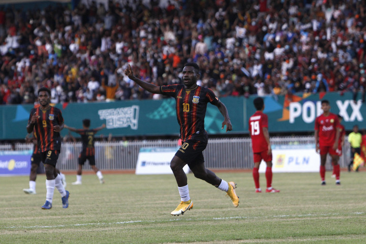 Torehan dua gol tersebut membuat Ricky kian kokoh di daftar top skor sepak bola putra PON dengan lesakan 11 gol.