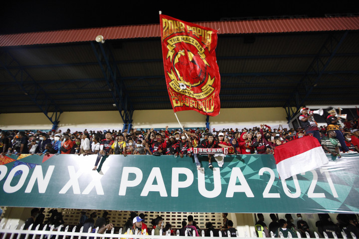 Para pendukung tim sepak bola Papua merayakan kemenangan dalam pertandingan Final Sepak Bola Putra PON Papua di Stadion Mandala, Kota Jayapura, Papua, Kamis, Kamis, 14 Oktober 2021.