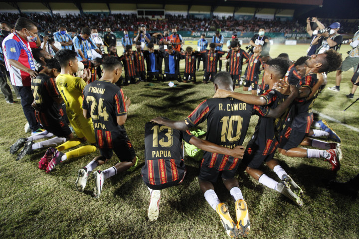 Pemain tim sepak bola Papua merayakan kemenangan dalam pertandingan Final Sepak Bola Putra PON Papua di Stadion Mandala, Kota Jayapura, Papua, Kamis, 14 Oktober 2021, malam.