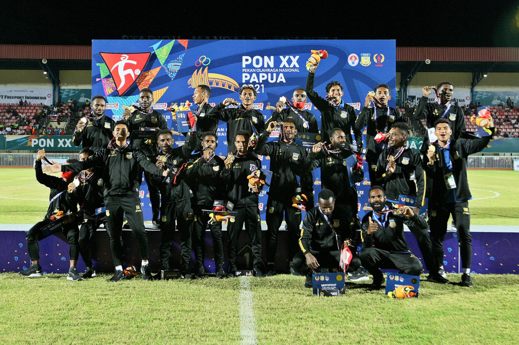 Pemain tim sepak bola Papua merayakan kemenangan dalam pertandingan Final Sepak Bola Putra PON Papua di Stadion Mandala, Kota Jayapura, Papua, Kamis, 14 Oktober 2021, malam.