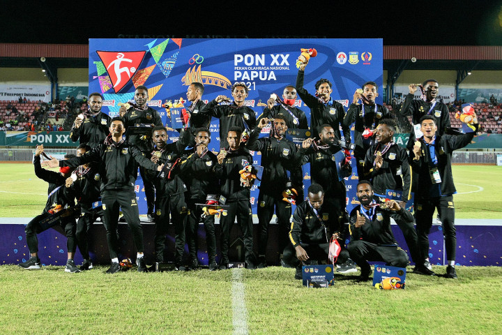 Pemain tim sepak bola Papua merayakan kemenangan dalam pertandingan Final Sepak Bola Putra PON Papua di Stadion Mandala, Kota Jayapura, Papua, Kamis, 14 Oktober 2021, malam.