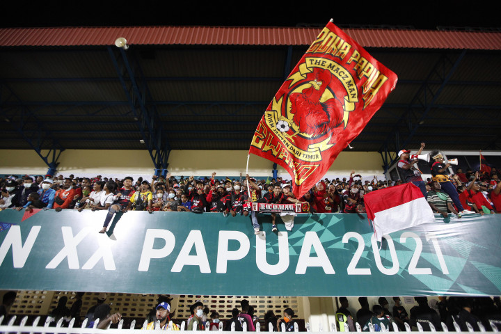Para pendukung tim sepak bola Papua merayakan kemenangan dalam pertandingan Final Sepak Bola Putra PON Papua di Stadion Mandala, Kota Jayapura, Papua, 14 Oktober 2021, malam.