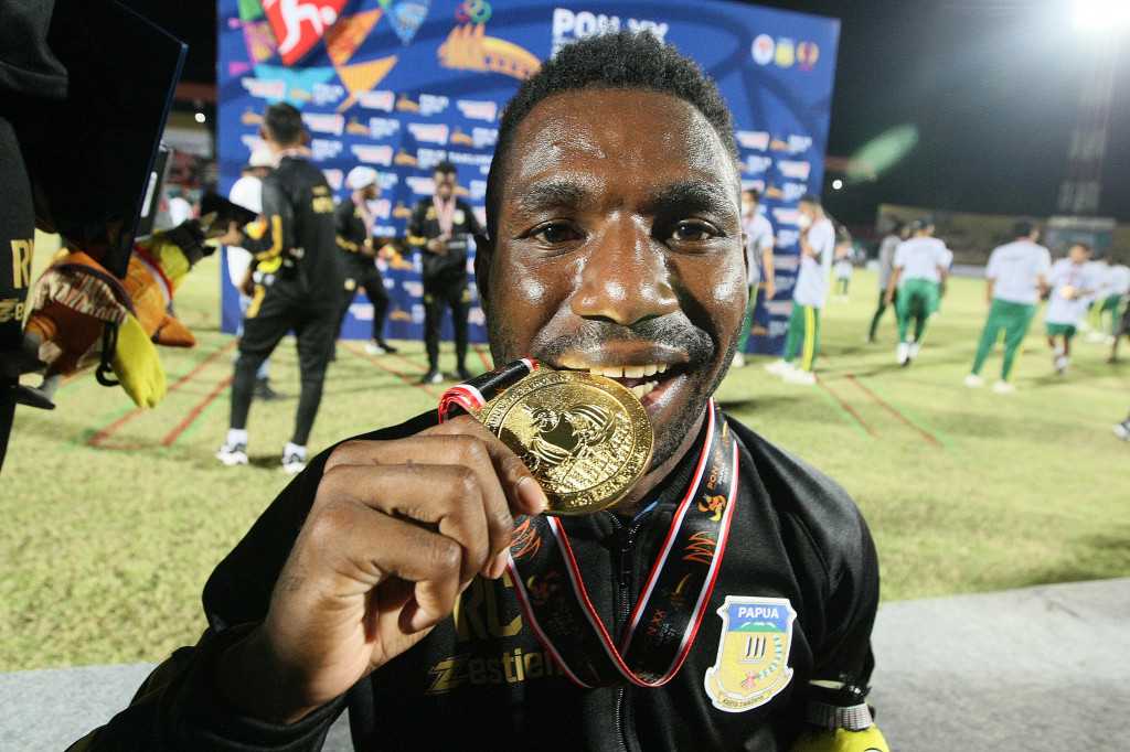 Pencetak dua gol dari tim sepak bola Papua Ricky Ricardo merayakan kemenangan dalam pertandingan Final Sepak Bola Putra PON Papua di Stadion Mandala, Kota Jayapura, Papua, Kamis, 14 Oktober 2021, malam.
