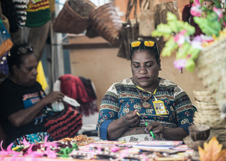 Mama-mama Papua membuat kerajinan tangan dari bahan daun kelapa di sebuah stan Pameran dan Pagelaran Budaya Nasional di Holtekamp Jayapura, Papua, Kamis, 14 Oktober 2021.