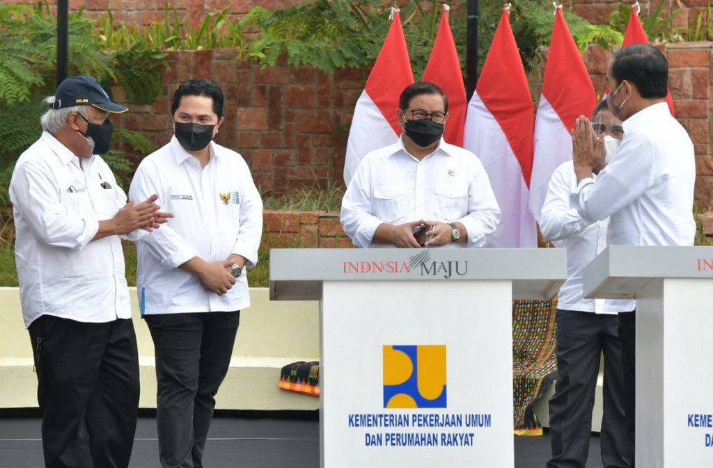 Presiden didampingi Menteri Pekerjaan Umum dan Perumahan Rakyat Basuki Hadimuljono, Menteri Perhubungan Budi Karya Sumadi, Sekretaris Kabinet Pramono Anung, Menteri BUMN Erick Thohir, dan Gubernur Nusa Tenggara Timur Viktor Laiskodat.