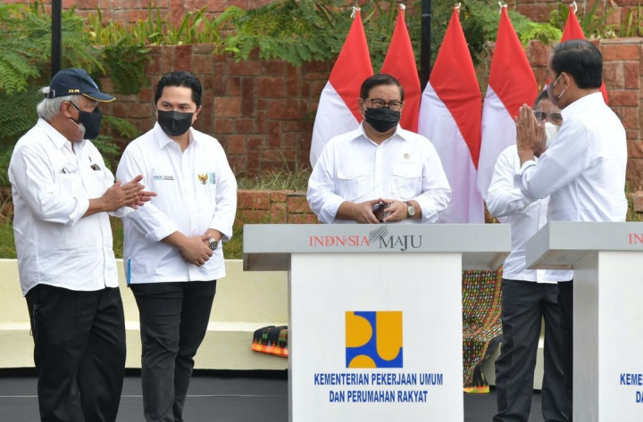 Presiden didampingi Menteri Pekerjaan Umum dan Perumahan Rakyat Basuki Hadimuljono, Menteri Perhubungan Budi Karya Sumadi, Sekretaris Kabinet Pramono Anung, Menteri BUMN Erick Thohir, dan Gubernur Nusa Tenggara Timur Viktor Laiskodat.