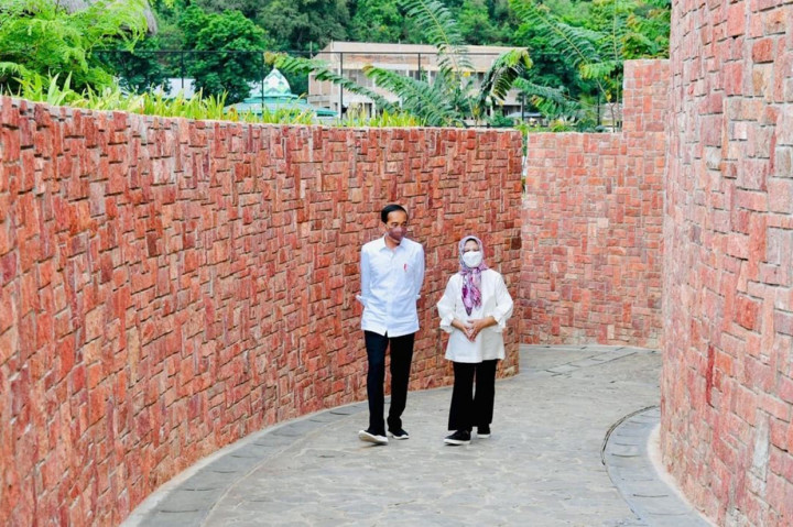Setelah meresmikan penataan Kawasan Puncak Waringin, Kawasan Batu Cermin, dan delapan ruas jalan di Labuan Bajo, pada Kamis sore 14 Oktober 2021, Presiden Joko Widodo dan Ibu Negara Iriana Joko Widodo berjalan kaki menuju Kompas Bajo yang berada di Kawasan Puncak Waringin.