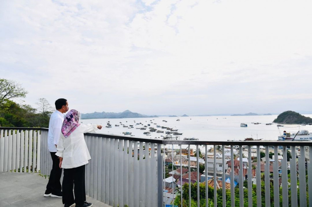 Presiden Joko Widodo didampingi Ibu Negara Iriana Joko Widodo menikmati sore di Puncak Beringin Labuan Bajo Kabupaten Manggarai Barat, Nusa Tenggara Timur (NTT), Kamis, 14 Oktober 2021.