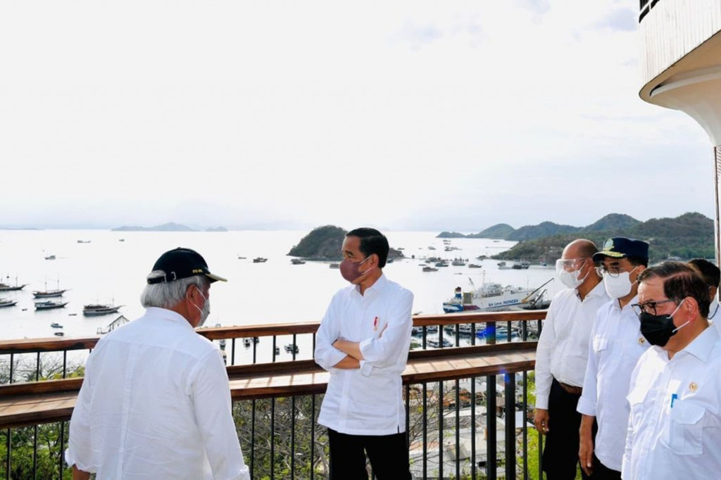 Turut mendampingi Presiden dan Ibu Iriana Joko Widodo yaitu Menteri Pekerjaan Umum dan Perumahan Rakyat Basuki Hadimuljono, Menteri Perhubungan Budi Karya Sumadi, Sekretaris Kabinet Pramono Anung, Menteri BUMN Erick Thohir, Gubernur Nusa Tenggara Timur Viktor Laiskodat, Bupati Manggarai Barat Edistasius Endi, dan arsitek Yori Antar. 