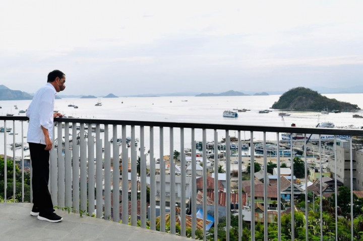 Yori Antar, arsitek yang mendesain Kompas Bajo, menyebutnya sebagai tempat terbaik untuk menikmati Kawasan Labuan Bajo. Hal ini disampaikan Yori bukan tanpa alasan, melainkan karena dari tempat itu pengunjung dapat menikmati pemandangan matahari terbenam tiga kali lebih baik dari tempat lainnya.