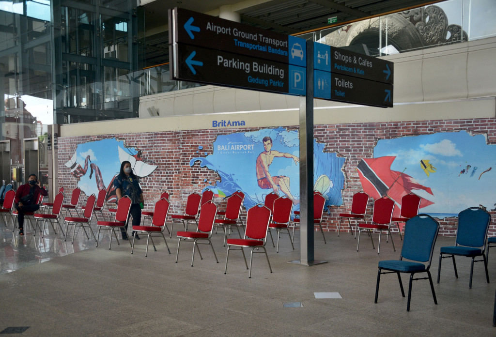 Waktu tersebut sudah termasuk waktu untuk menunggu hasil tes PCR yang wajib dilakukan setibanya mereka di Bandara Ngurah Rai. 