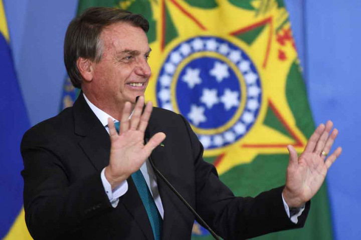 Sejak tertular covid-19 pada Juli 2020, Bolsonaro telah berulang kali mengklaim bahwa tes menunjukkan ia memiliki sejumlah besar antibodi untuk melawan virus dan karenanya tidak perlu divaksinasi, sesuatu yang dibantah oleh para ahli.