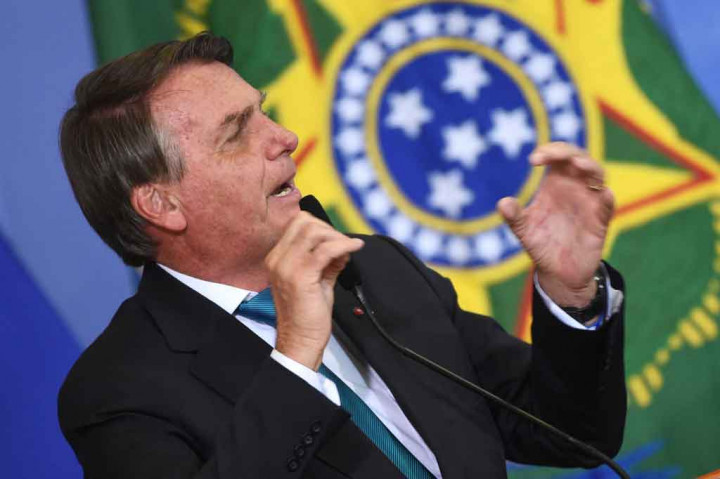 Bolsonaro juga sangat menentang izin kesehatan, yang diberikan kepada mereka yang divaksinasi, yang diperlukan oleh beberapa kota besar Brasil untuk mengakses ruang publik tertentu. “Bagi saya, kebebasan datang sebelum segalanya. Jika seorang warga negara tidak ingin divaksinasi, itu haknya dan itulah akhirnya,” kata Bolsonaro.