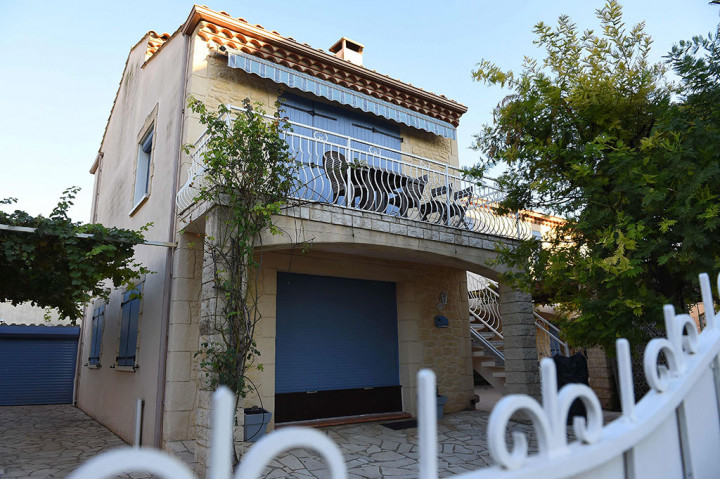 Seorang perempuan berusia 77 tahun ditemukan terpenggal di rumahnya di resor selatan Adge, Prancis selatan, Rabu, 13 Oktober 2021 waktu setempat. Pihak berwenang telah mengamankan seorang tersangka untuk diinterogasi.