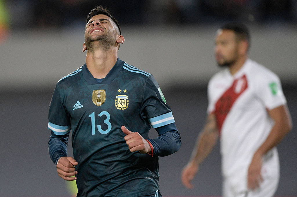 Tim Tango langsung menekan sejak menit awal laga. Pada menit ke-9, tim tuan rumah sempat mencetak gol lewat sundulan Cristian Romero.  Namun, gol tersebut dianulir setelah wasit yang dibantu VAR memutuskan bahwa Romero telah berada dalam posisi offside.