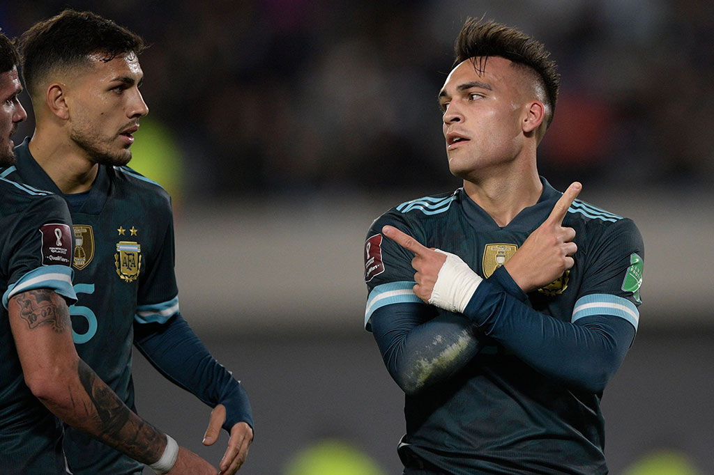 Argentina akhirnya berhasil menjebol gawang Peru pada menit ke-43. Bermula dari aksi Nahuel Molina yang melepas umpan crossing dan disambut sundulan Lautaro Martinez untuk membobol gawang Pedro Gallese. Argentina unggul 1-0.